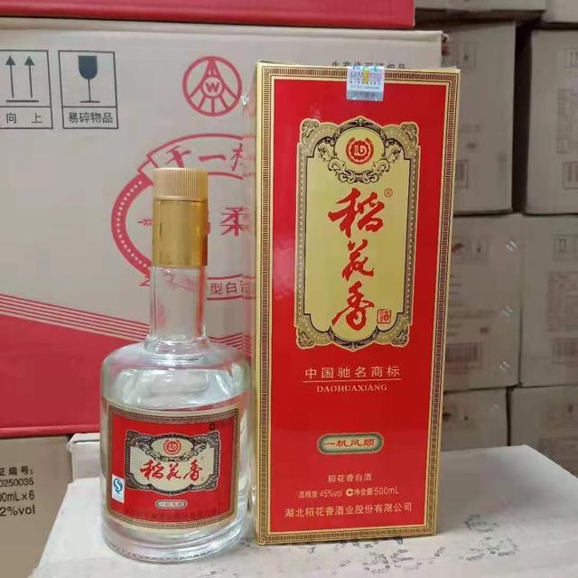 女人酒桌应酬敬酒话术幽默，女士酒桌上的敬酒词（酒桌上可不兴当木头人了）