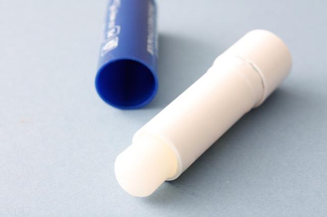 自制唇膏的危害，自制润唇膏可以吃吗（小蓝罐唇膏使用禁忌）