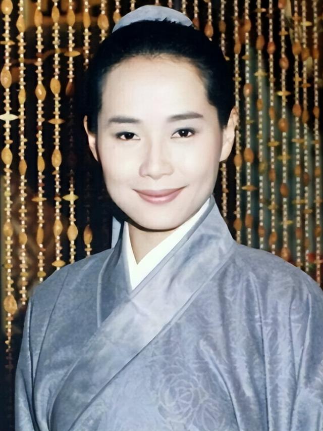 59岁“许仙”近况曝光，瘦骨嶙峋头发花白，弹吉他动作僵硬惹人疼