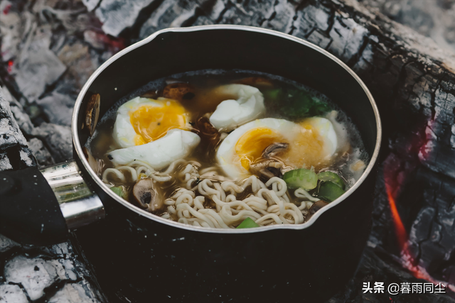 爬山带什么吃的比较好，爬山适合带什么吃的（如何让你的方便面营养均衡、更好吃）