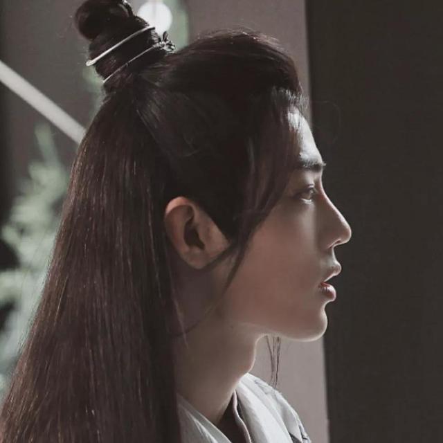 女人正常脖子喉结图片，女人有喉结是什么原因（上下滚动的喉结会说话）
