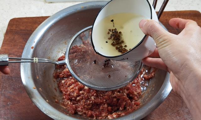 饺子馅里面要加水吗，饺子馅里面要加水吗为什么（包饺子蒸包子都香）