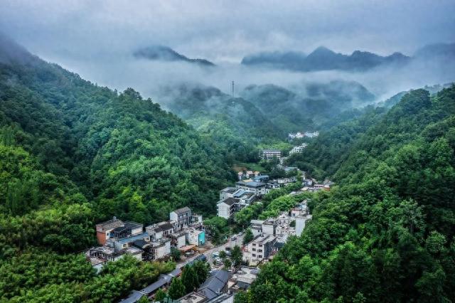 走进陶渊明笔下的桃花源，望山见水、推窗见景，感受诗意般的生活