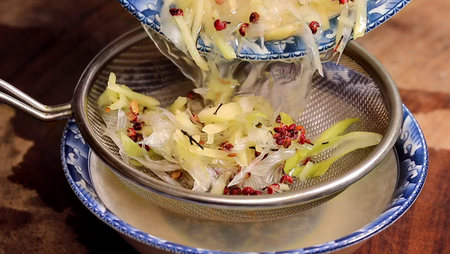 芹菜馅饺子怎么做，芹菜馅饺子怎么做好吃窍门（调饺子馅牢记“3放2不放”）