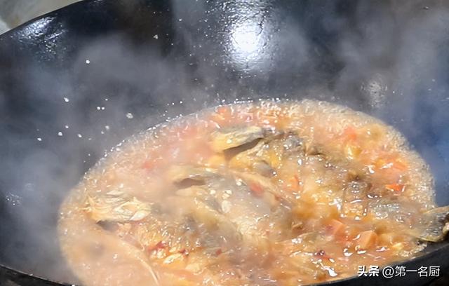 酱焖鲫鱼怎么做，伏天吃啥水果祛湿（别忘吃“河中第一鲜”）
