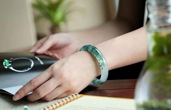 女生银手镯应该戴在哪只手上，女生银手镯戴哪个手（手镯戴左手还是右手）