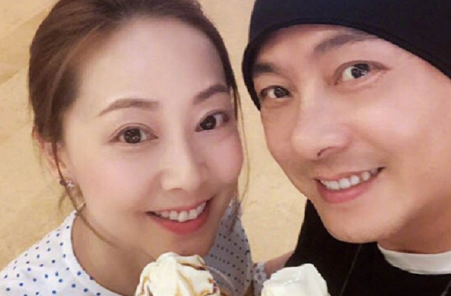 张卫健老婆近照发福变化大，把猫当儿子生活惬意，久居内地住豪宅