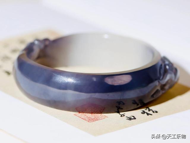 和田玉手镯多少钱，和田玉手镯多少钱的是正品（和田玉的“春带彩”可以有多美）