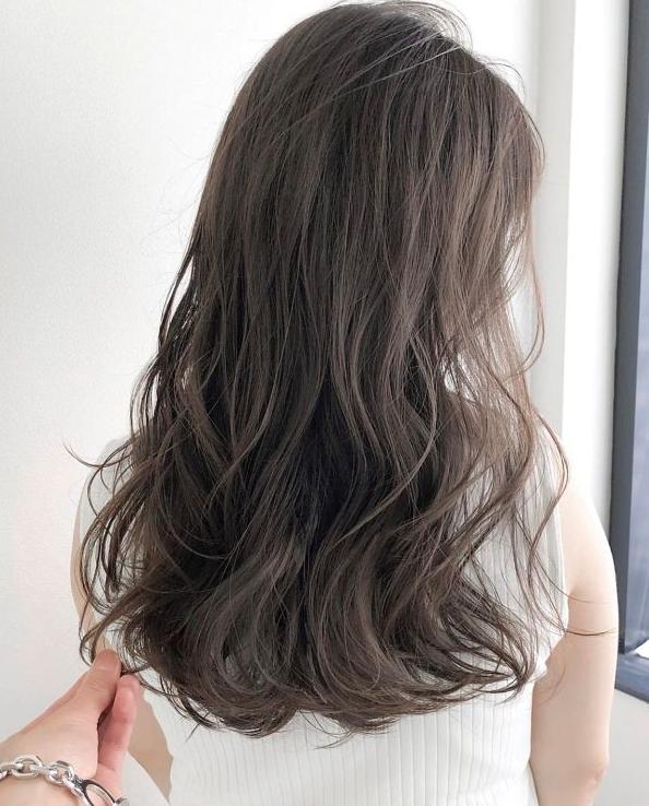 头发染什么颜色好看显白,2022年显白又洋气的发色