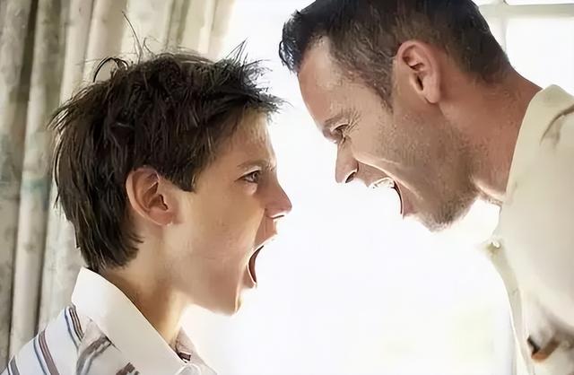 青春期男孩叛逆家长该怎样做，青春期男孩叛逆家长该怎样做,他特别烦妈妈怎么办（男孩到了青春期开始叛逆）