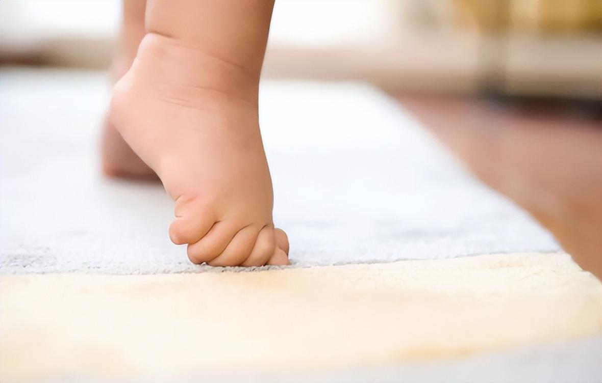 出牙期宝宝睡觉不安稳会持续多久，出牙期频繁夜醒会持续多久（进入“出牙期”的宝宝）