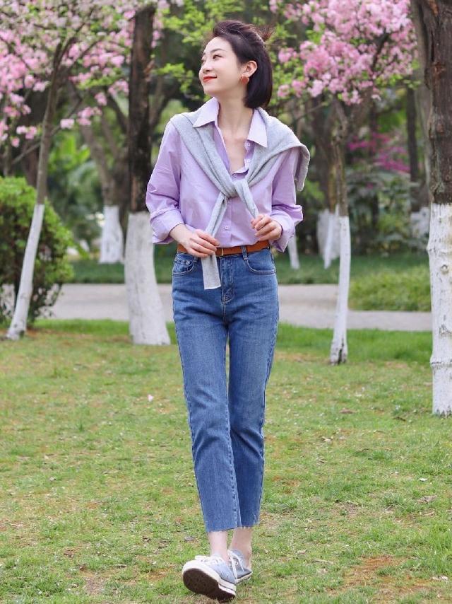 街拍牛仔裤搭配技巧，牛仔裤下面一定不要配“运动鞋”