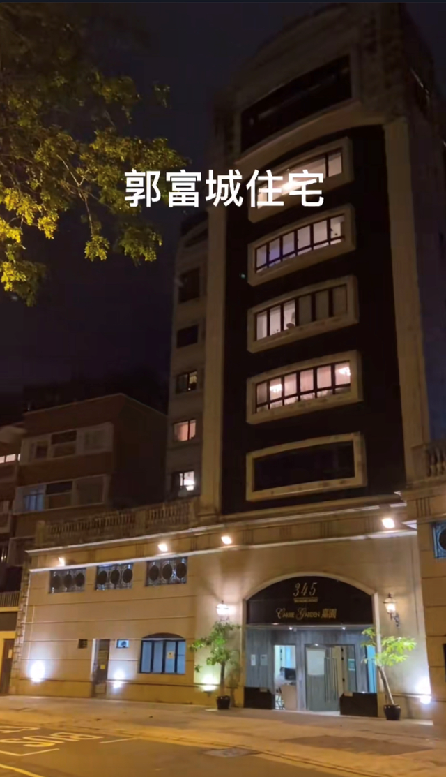 郭富城妻子独自带娃逛恐龙馆，马不停蹄赶补习班，方媛露面显疲惫