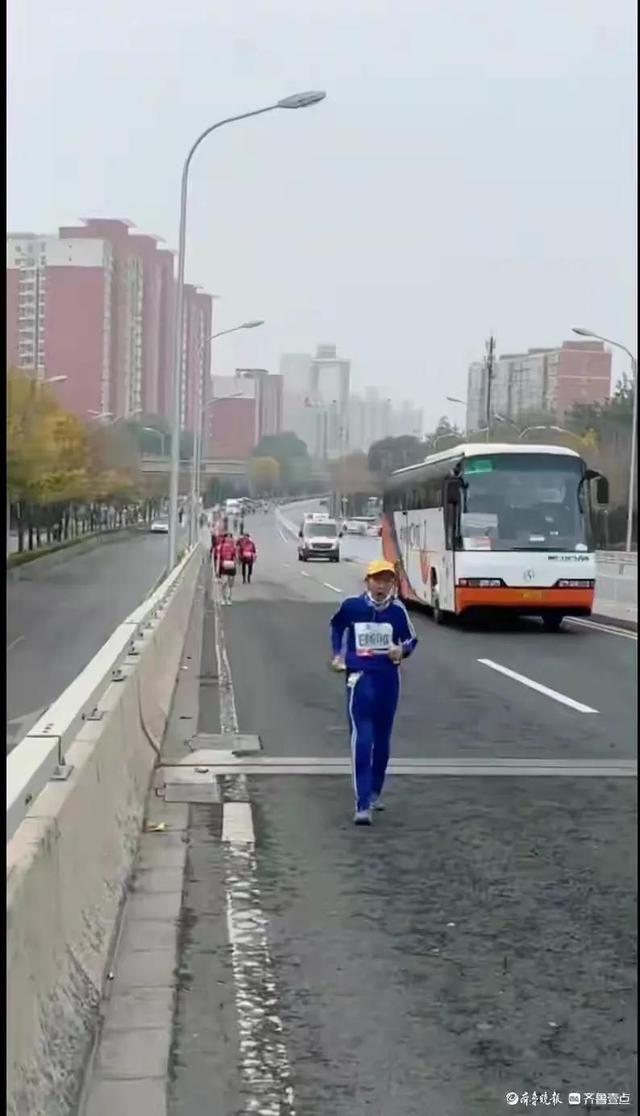 你大爷永远是你大爷，王者荣耀笑死人的网名有哪些（86岁老人跑完北京马拉松）