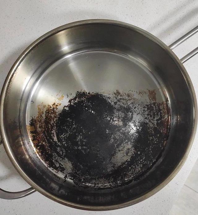 锅烧糊了怎么清洗,烧糊的锅怎么清洗(一擦还是黑黑的显脏)