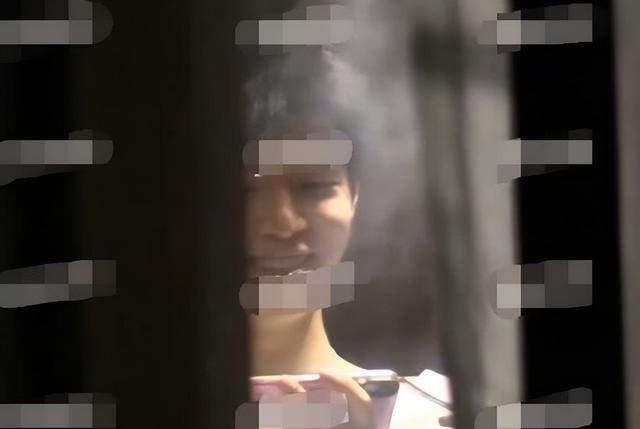吸烟女生头像微信，吸烟女生头像（浪姐聚会被拍到室内抽烟）