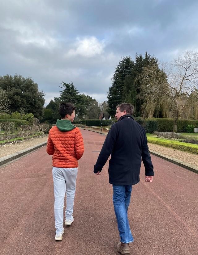 姜丰的前夫，她曾为嫁英国高管改国籍离开央视（前央视主持赴英留学生子）