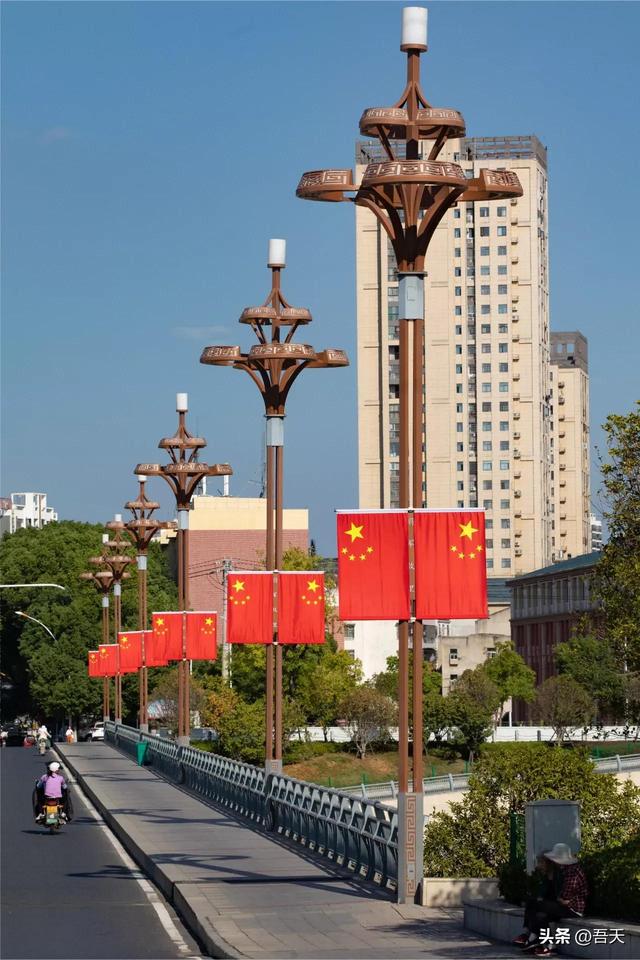 五星红旗正确挂法，五星红旗竖着挂的标准（南京的挂法和武汉的挂法对比）