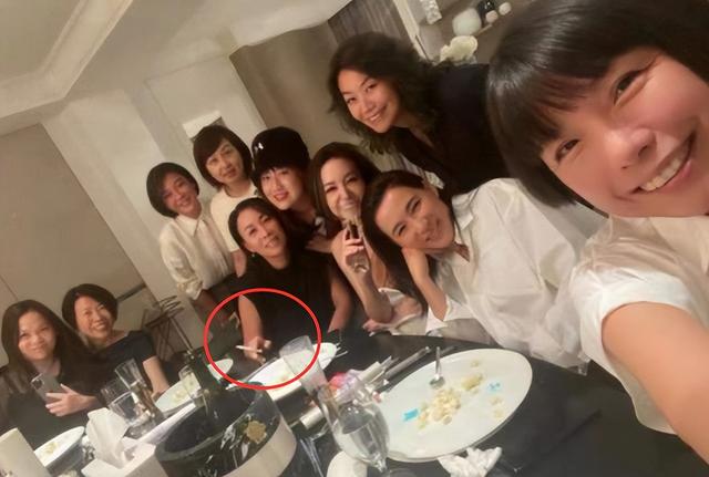 吸烟女生头像微信，吸烟女生头像（浪姐聚会被拍到室内抽烟）