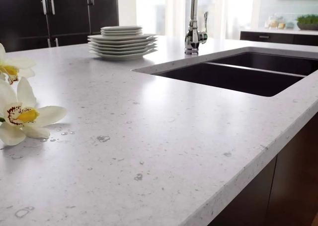 今年流行什么橱柜台面，橱柜一般家庭都用什么样的台面（关于橱柜台面材料）