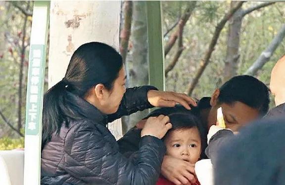 刘德华女儿游玩被拍，小姑娘身高到妈妈肩膀，朱丽倩鬓角白发抢眼