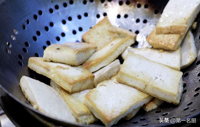 东北砂锅炖豆腐，天冷不懂吃砂锅可惜了