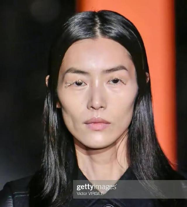 法国巴黎时装秀，伦敦时装周2023秋冬时装秀（华人女模赤身露胸上阵）