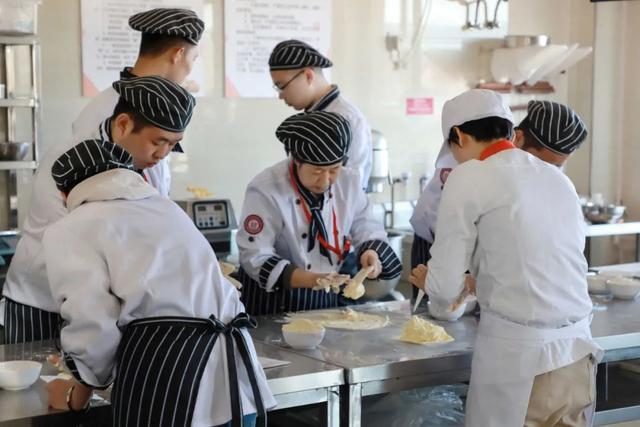 烘培入门，专业的烘焙培训学校解答（烘培入门书）