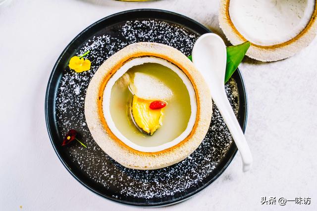 椰青怎么吃，椰子怎么吃?怎么打开?视频（香港超流行椰青炖鲍鱼汤做法）