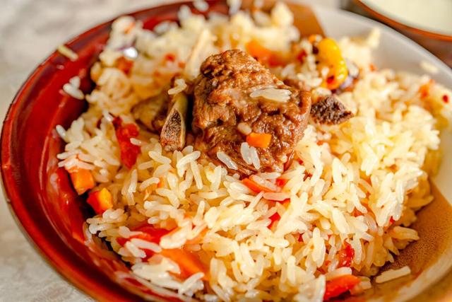 新疆美食有哪些，新疆的美食有哪些（新疆的10样“西域美食”）