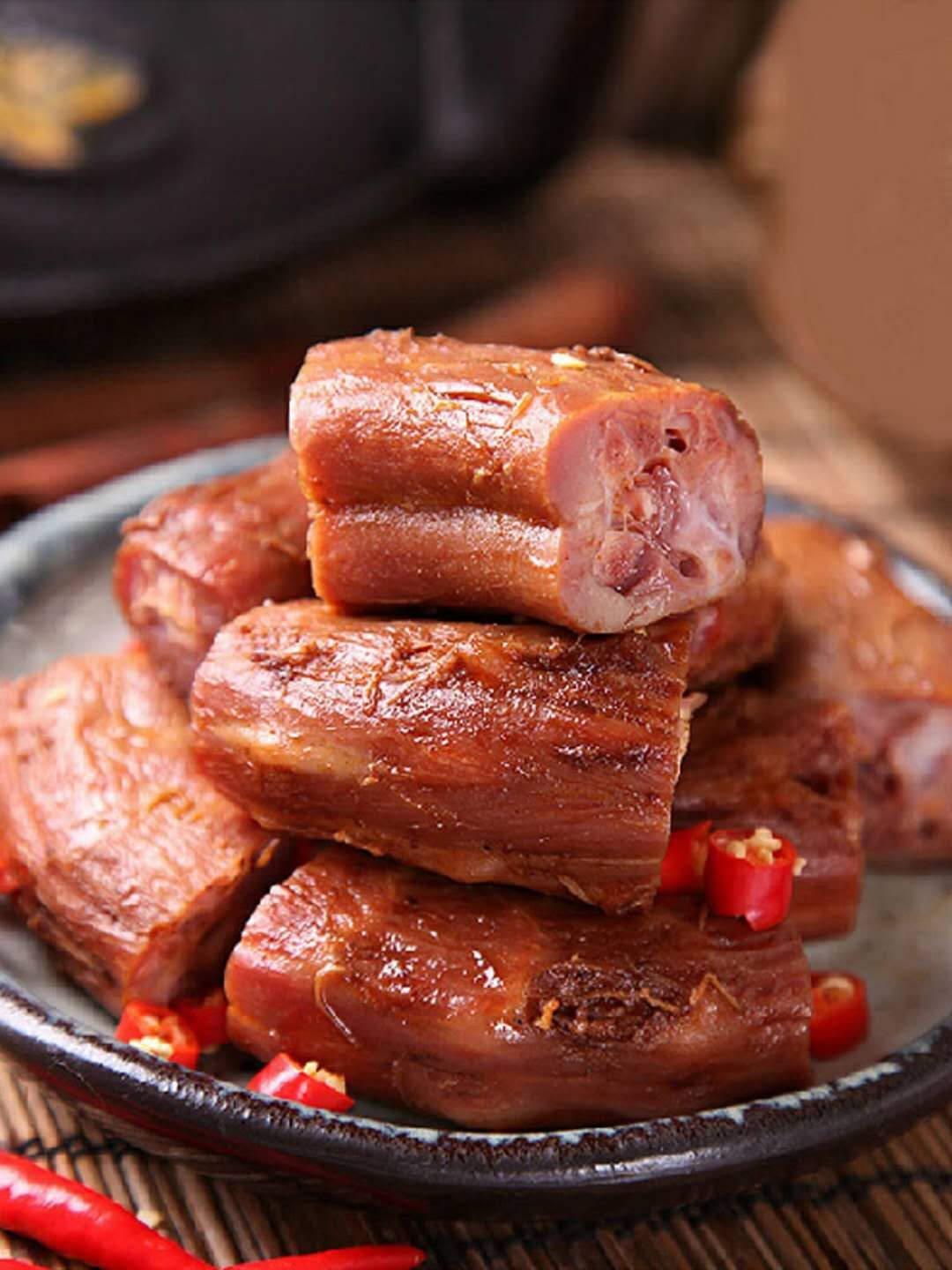 武汉的周黑鸭就非常有名,相信很多人都吃过,香辣过瘾,搭配一点啤酒