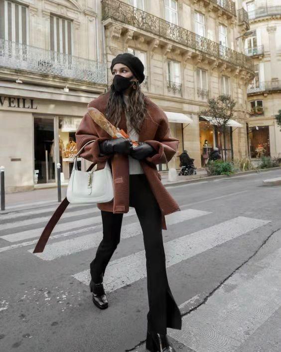 红色贝雷帽搭配什么衣服好看，红色贝雷帽搭配什么衣服好看男（试试“大衣+贝雷帽”）