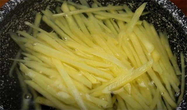 家常土豆丝怎么炒好吃又简单，土豆丝怎么炒好吃又简单（土豆丝又脆又好吃）