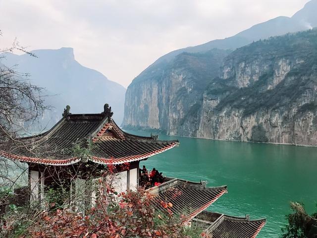 朝辞白帝彩云间的白帝城位于哪里，朝辞白帝彩云间的白帝城在哪里（是刘备托孤的白帝城吗）