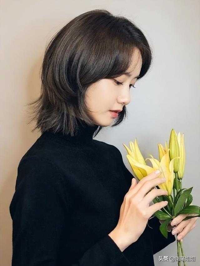 头小脸小女生适合发型，头小脸小适合什么发型女（今年流行这4种“短发发型”）