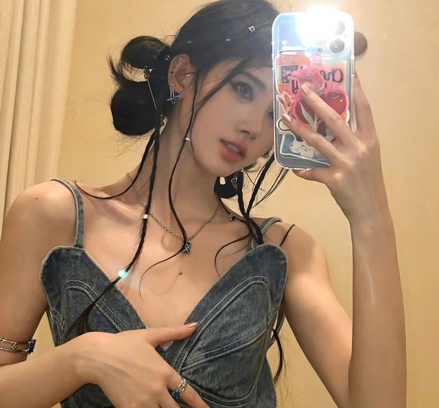 鞠婧祎花戎最新路透，鞠婧祎路透照：高鼻子大粗眉