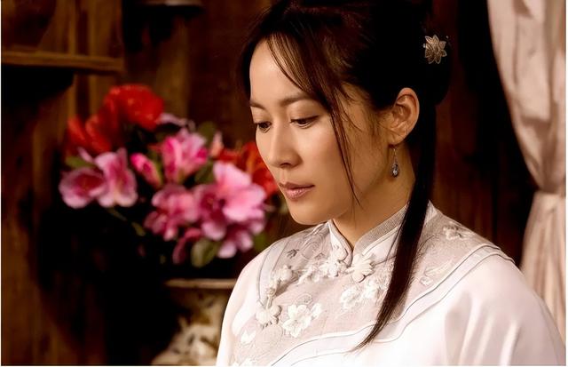 气质和教养是装不出来的，内心很干净人的特点（她的五官和轮廓是所有女演员中最美的）