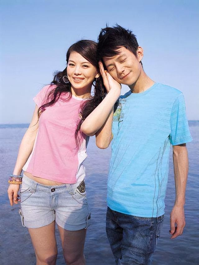 李湘与李厚霖离婚16年：她再婚后又离婚，他为何至今单身？