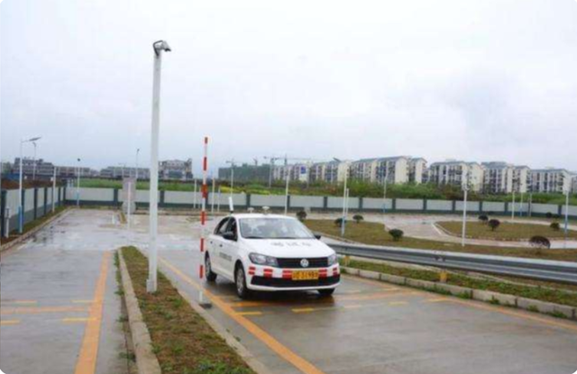 c1升b2需要什么条件怎么升，c1驾照升b2什么条件（C1升B2驾照）