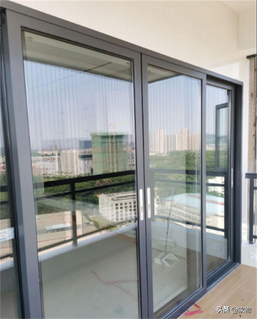 阳台移门多少钱一平方(为何越来越多人家用推拉门封阳台) - 价格百科