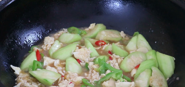 炒丝瓜怎么做，怎样做丝瓜炒蛋好吃（饭店炒丝瓜为啥翠绿好吃）