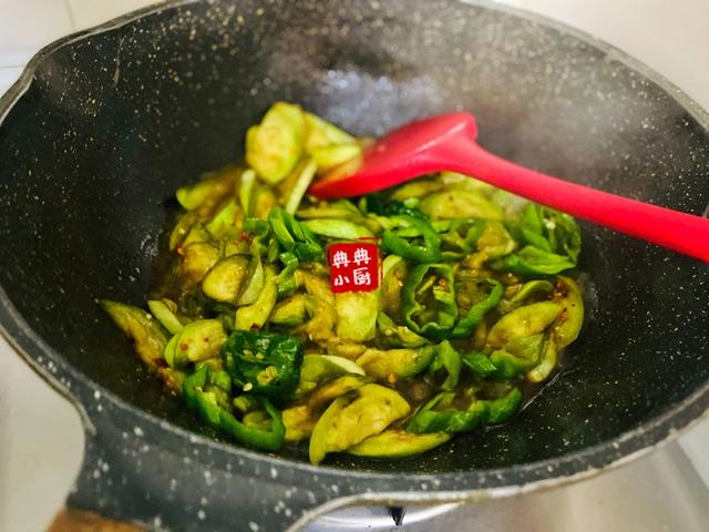 青椒炒茄子的家常做法 青椒炒茄子怎么做好吃，青椒炒茄子的家常做法（简单来一盘炒茄子）