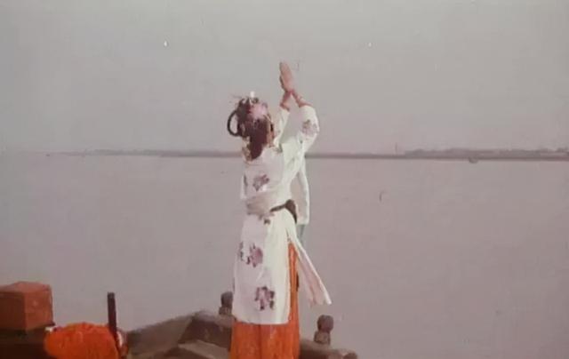 杜十娘跳江后被谁救，杜十娘死前怒扔百宝箱
