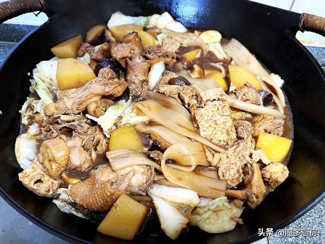 最简单的炖鸡汤方法，清炖鸡汤最简单的做法（热乎乎一大锅真香）