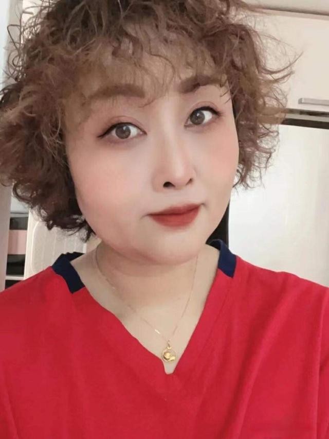 优雅女性发型图,不要选大背头,大妈卷