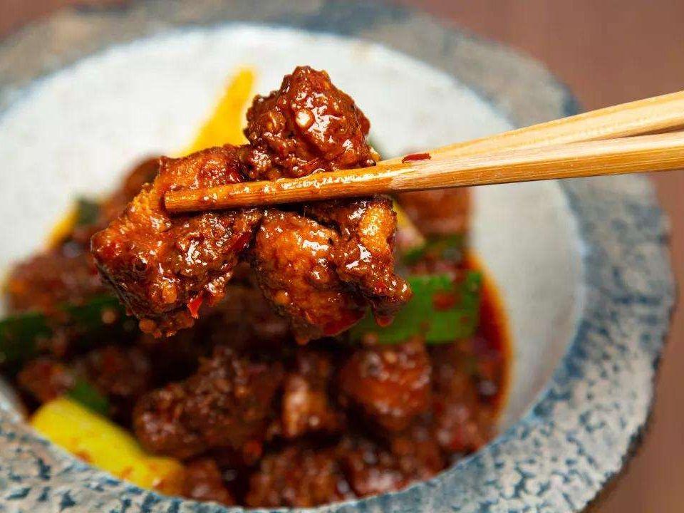 在贵州,辣子鸡也是一道有名的大菜,大街小巷的饭馆必有这道特色菜.