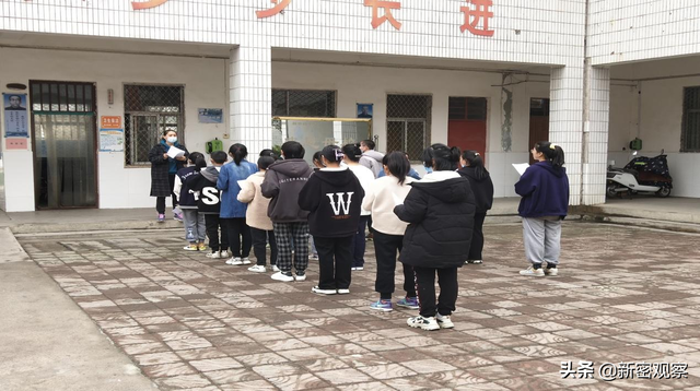 好书推荐卡简单又漂亮 一等奖，好书推荐卡简单又漂亮三年级（新密新华路初中开展“好书推荐”手抄报评比活动）