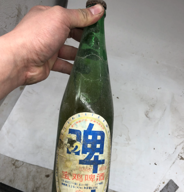 啤酒没开封放过期两年了能喝吗，啤酒过期了没开封还能喝吗（网友从床底下找出一瓶已故爷爷存的啤酒）