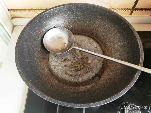 白地瓜怎么做好吃，白地瓜怎么炒好吃又简单（教你用水油混合法做拔丝双色地瓜——从烹饪小白到厨艺高手）