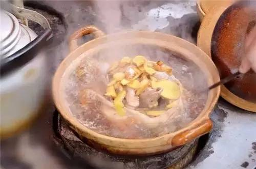 砂锅什么材质的好，金刚煲砂锅是什么材质（冬季煲汤砂锅选购指南）